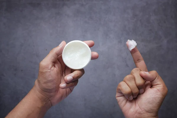  Yağ jölesi kullanarak insan elini kapat. 