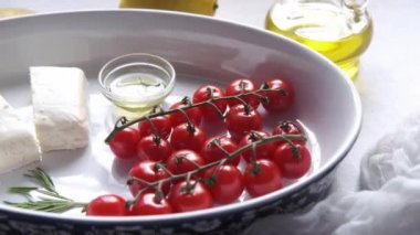Masada vişne, peynir ve zeytinyağı var. 