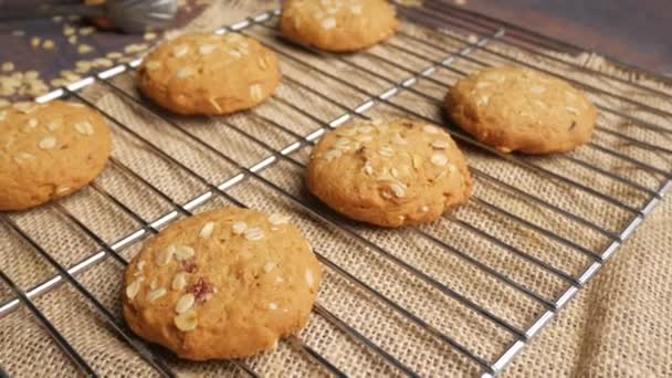 Pila de galletas enteras sobre fondo de madera — Vídeos de Stock