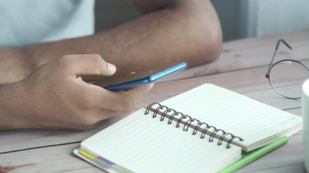 Gros plan de la main du jeune homme en utilisant le téléphone intelligent. — Video