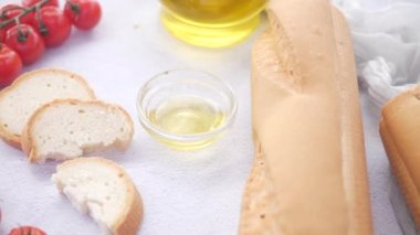 Ekmek, domates ve zeytinyağı masada. 