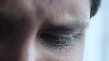 Üzgün adam yakından ağlıyor. 