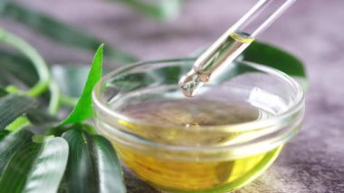 Bir pipetten kozmetik şişesine düşer.