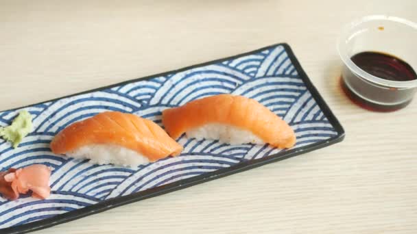 Traditionell japansk nigiri sushi med lax på tallriken — Stockvideo