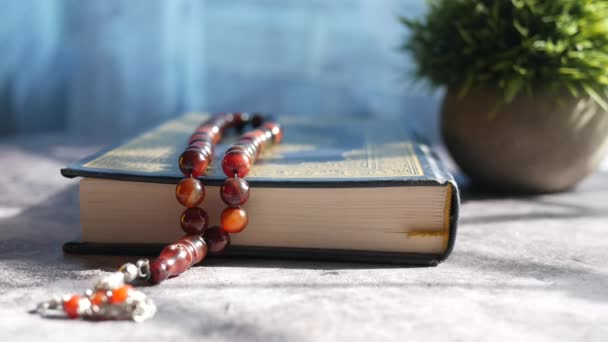 Livro sagrado Alcorão na mesa no início da manhã — Vídeo de Stock