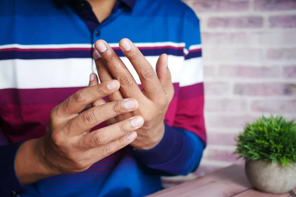 Mann erleidet Schmerzen in der Hand aus nächster Nähe — Stockfoto