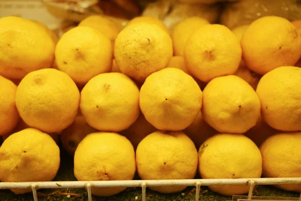 판매용 황색 레몬 전시품 — 스톡 사진