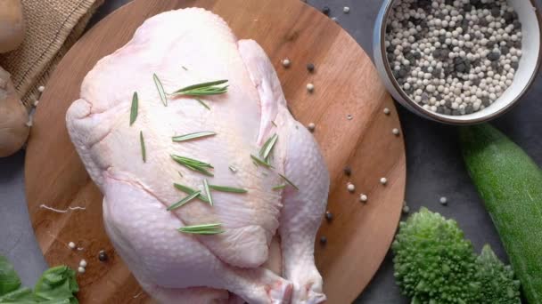 Poulet entier cru sur fond en bois — Video