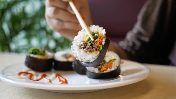 Tonfisk sushi på tallrik med ätpinnar på bordet — Stockvideo
