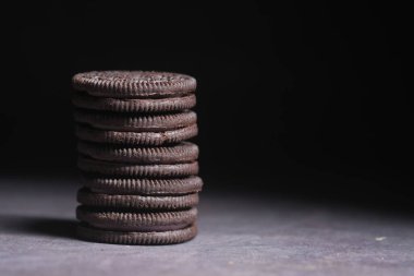 Siyah arka planda çikolatalı kurabiyeleri kapatın. 