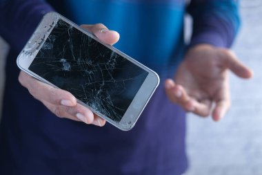 Kırık akıllı telefonu tutan adama yakın dur..