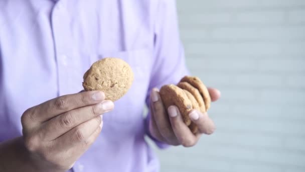 Mão pegar biscoitos refeição inteira no fundo de madeira — Vídeo de Stock