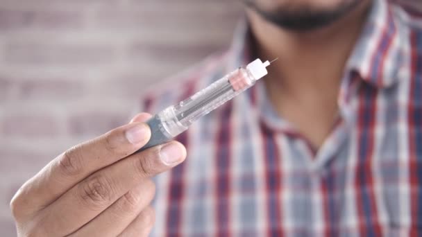 Mão segurando canetas de insulina com espaço de cópia, de cima para baixo — Vídeo de Stock