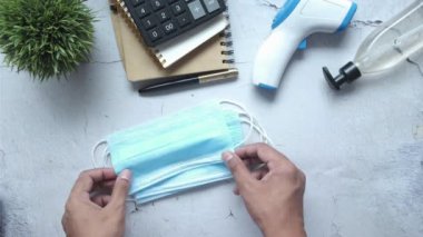  Adam elinde cerrahi maske tutuyor, yakın plan. 