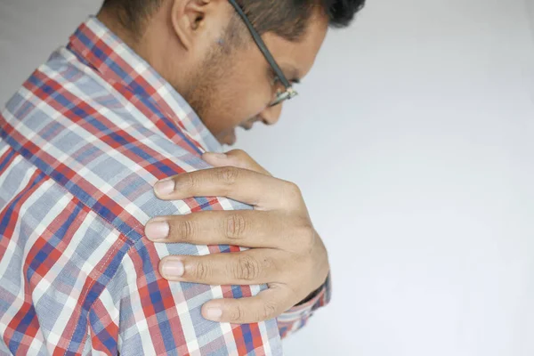 Man lijden pijn in de hand kijken naar beneden — Stockfoto