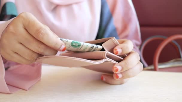 財布の中の女性の手の節約の現金を閉じる — ストック動画