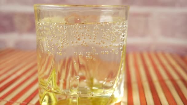 Napoje bezalkoholowe do szklanek na stole — Wideo stockowe