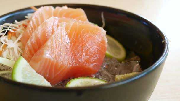 Filetes de salmão crus porcionados em gelo com limão. — Vídeo de Stock