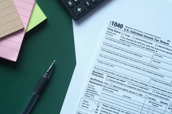 Cierre de un formulario de declaración de impuestos y pluma sobre la mesa. —  Fotos de Stock