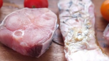 Yemek yapmaya hazırlanmak için doğrama tahtasındaki çiğ taze balık. ,