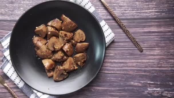 Cogumelos refogados com alho e salsa em uma chapa preta na mesa — Vídeo de Stock