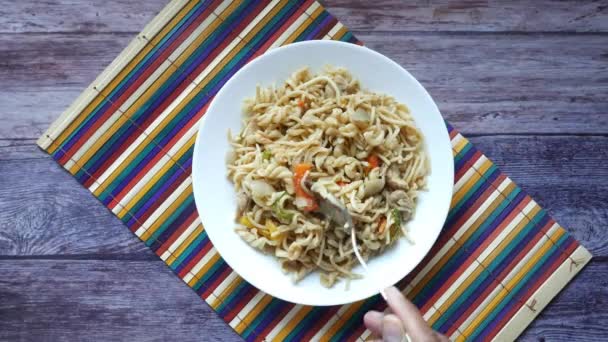 Äta hemlagad pasta i en tallrik på bordet . — Stockvideo