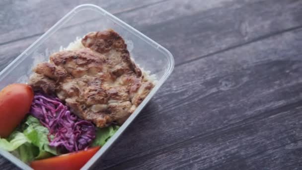 Asar pollo, arroz y ensalada en una caja de plástico para llevar — Vídeos de Stock