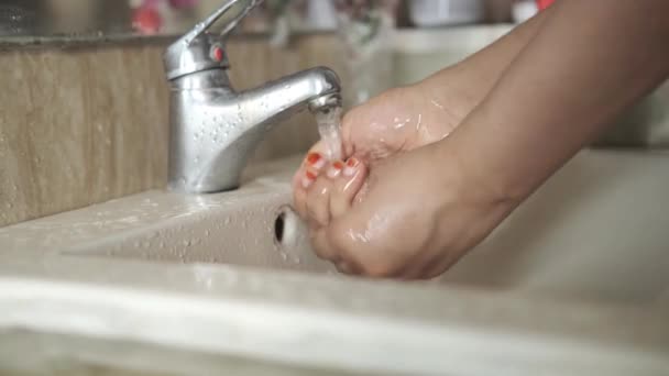 石鹸温水で手を洗う女性は — ストック動画