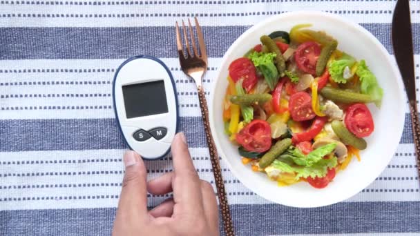 Narzędzia do pomiaru cukrzycy i zdrowa żywność na stole — Wideo stockowe