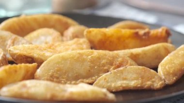 Lezzetli taze yapılmış patates cipslerini tabakta alıyorum. 