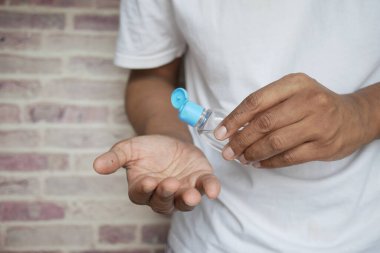 Corona virüsünü önlemek için dezenfekte sıvısı kullanılıyor. 