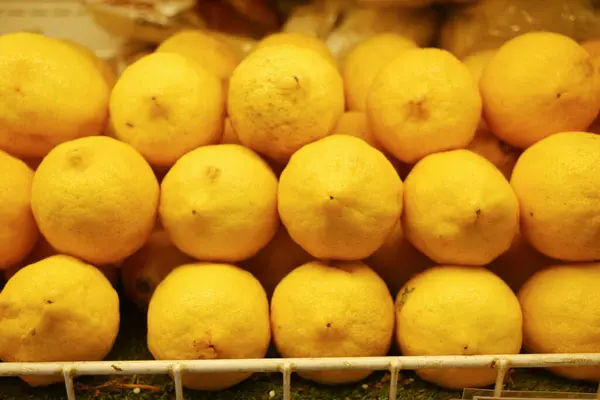 판매하는 노란색 레몬 진열장의 근접 사진 — 스톡 사진