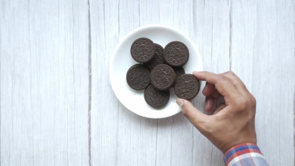 Dhaka bangladesh 23. Mai 2021. oreo chocolate kekse auf teller — Stockvideo
