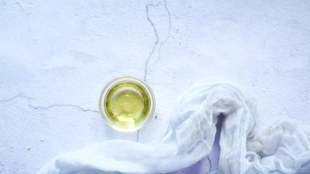 Sparanghel verde și ulei pe fundal alb vedere de sus — Videoclip de stoc