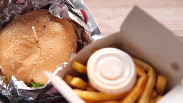 Burger de carne de vită într-o cutie de luat departe pe masă — Videoclip de stoc