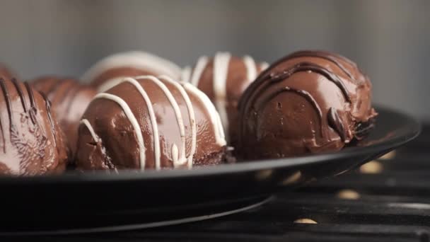 Темний шоколад на тарілці на дерев'яному фоні — стокове відео