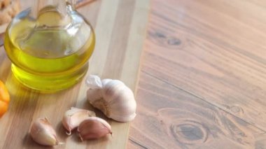 Sarımsak, yağ, domates ve ekmek. 