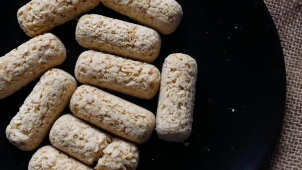 Sabrosas barras de avena en un plato en la mesa — Vídeo de stock