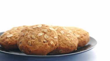 Tabaktaki bütün yemek kurabiyeleri beyaz arkaplana karşı 