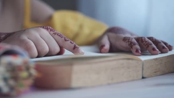 Niño niña mano leyendo un libro en una mesa , — Vídeo de stock