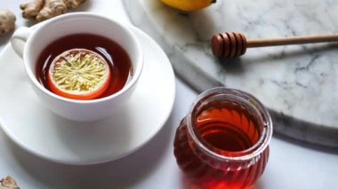 Ballı ve zencefilli limon çayı. 