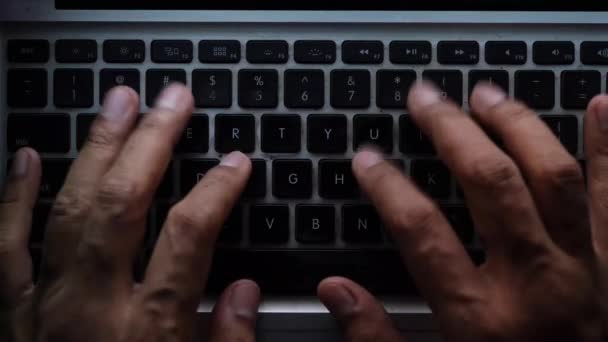 Dettaglio colpo di mano hacker rubare i dati dal computer portatile dall'alto verso il basso — Video Stock