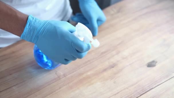 Hand i blå gummihandskar med sprayrengöring plan yta — Stockvideo