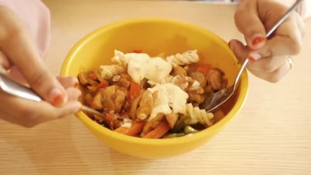 Mujeres jóvenes comiendo comida pagana — Vídeos de Stock