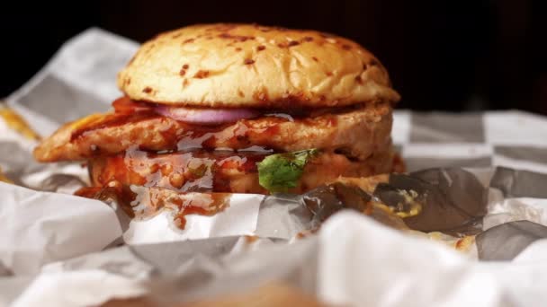 Burger de bœuf sur un hachage sur la table vue du dessus — Video