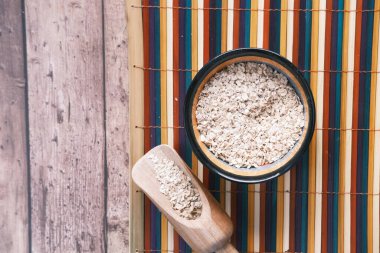 Çırpılmamış yulaf gevreği siyah arkaplan, tepeden tırnağa 