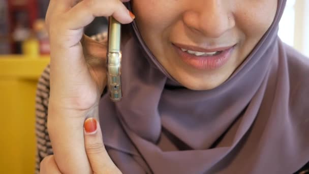 Muslimské ženy s hlavou šátek mluvit na chytrý telefon — Stock video