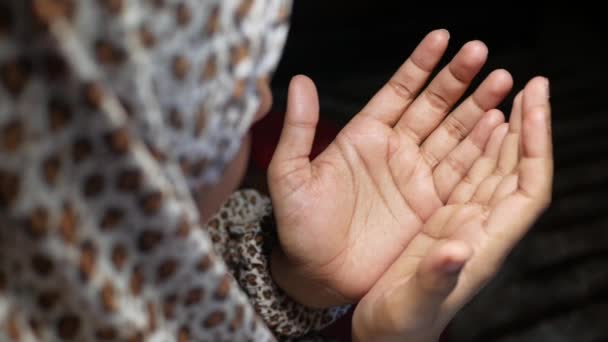 Close up de mulheres muçulmanas mão orando no ramadã — Vídeo de Stock