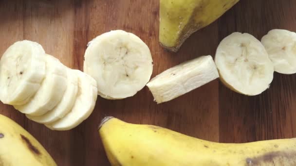 Detailní záběr na plátek čerstvého banánu na sekací desce — Stock video