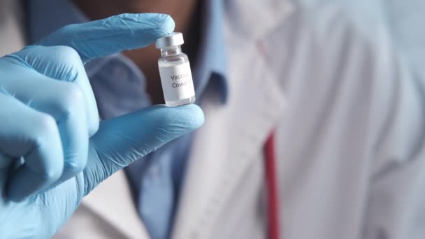 Mână în mănuși de latex care dețin vaccin fiolă de sticlă, cu spațiu de copiere — Videoclip de stoc